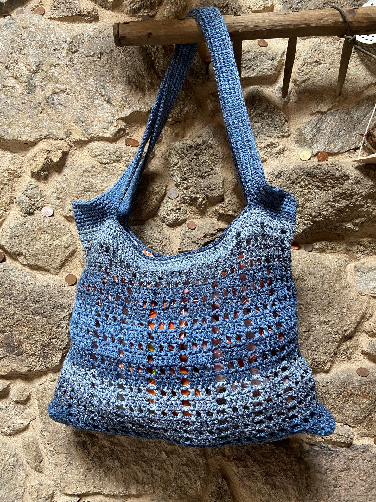 Bolso azul con calados