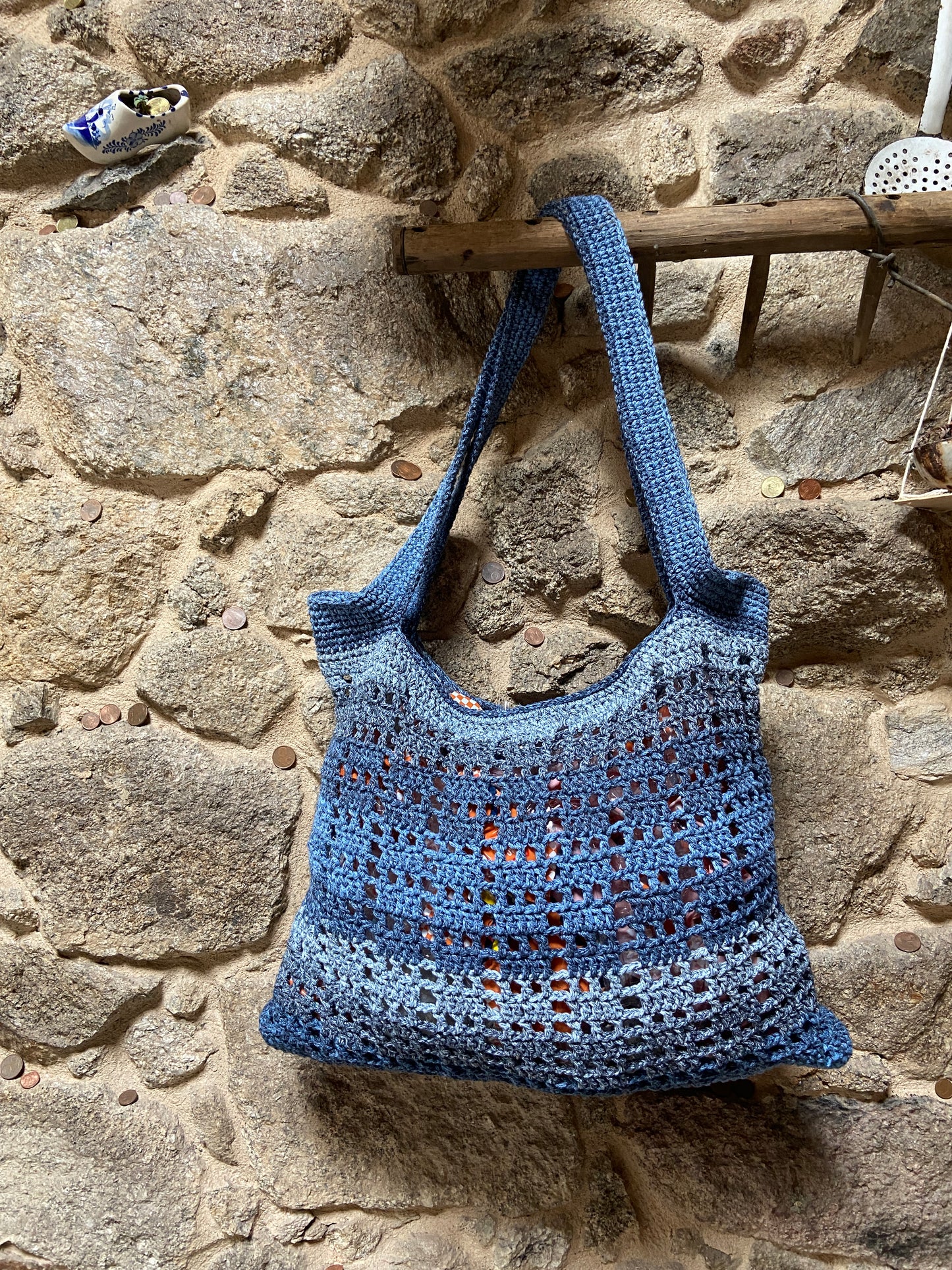 Bolso azul con calados