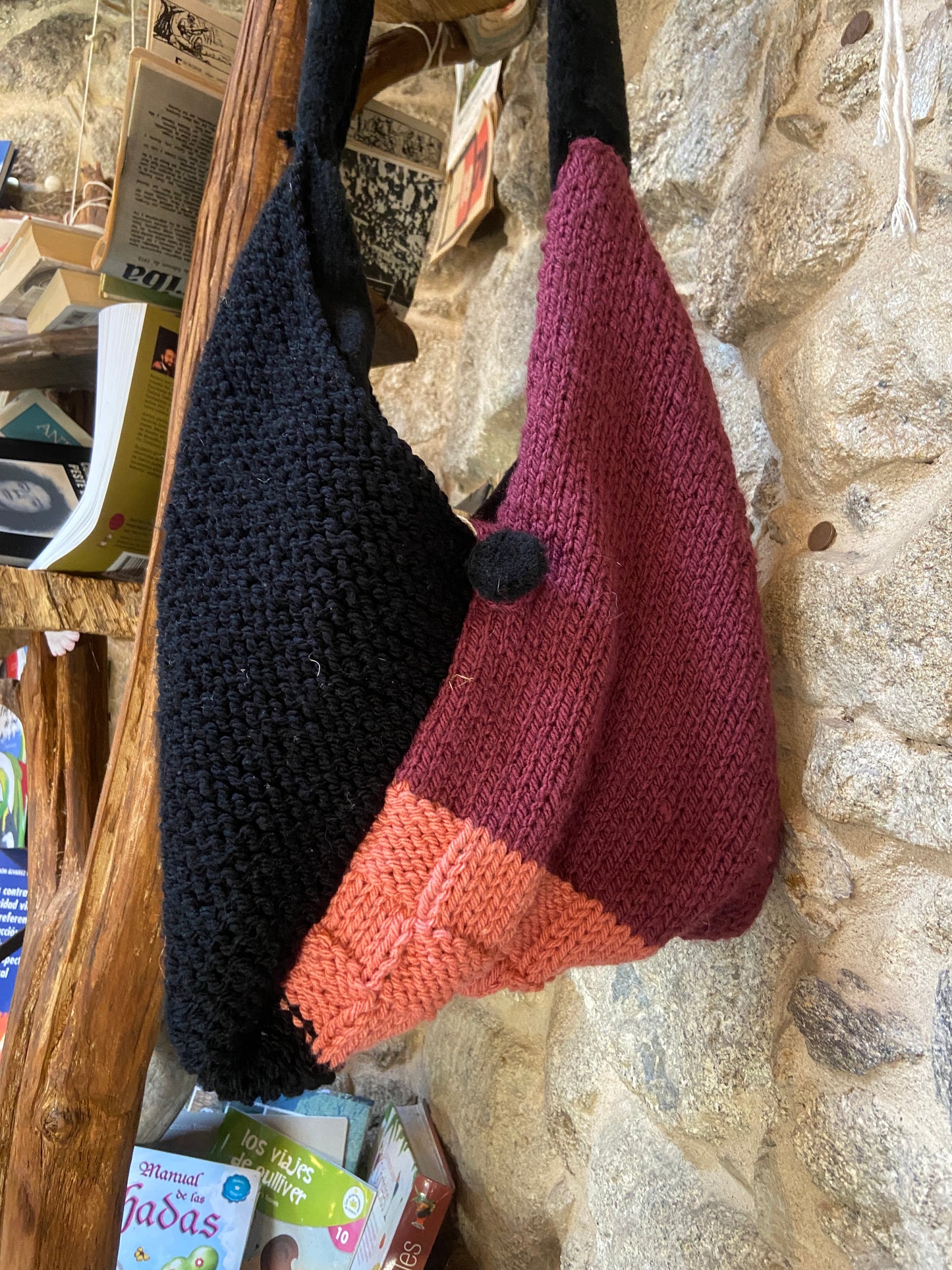 Bolso negro, rosa y grana