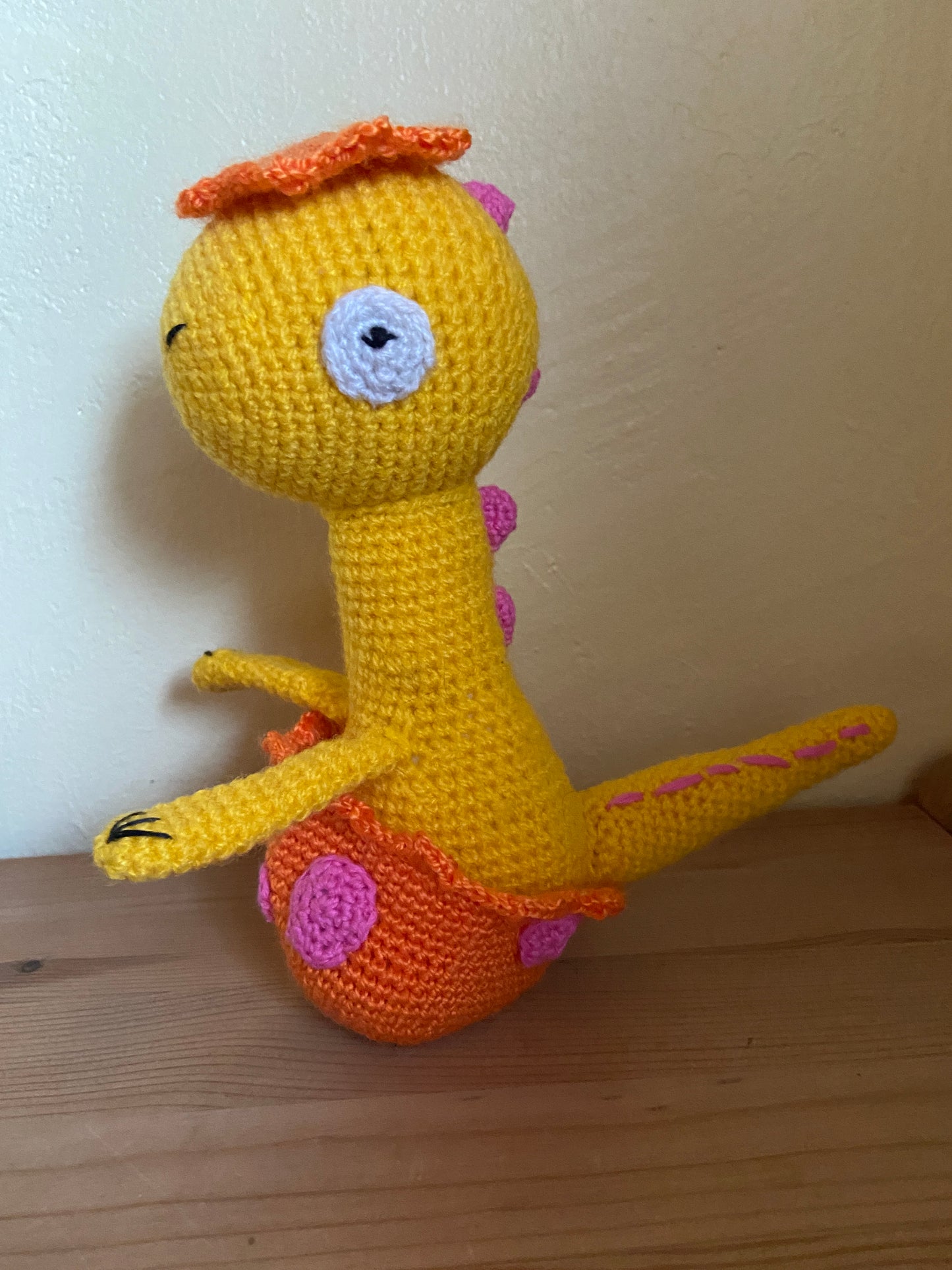 Dinosaurio en su huevo