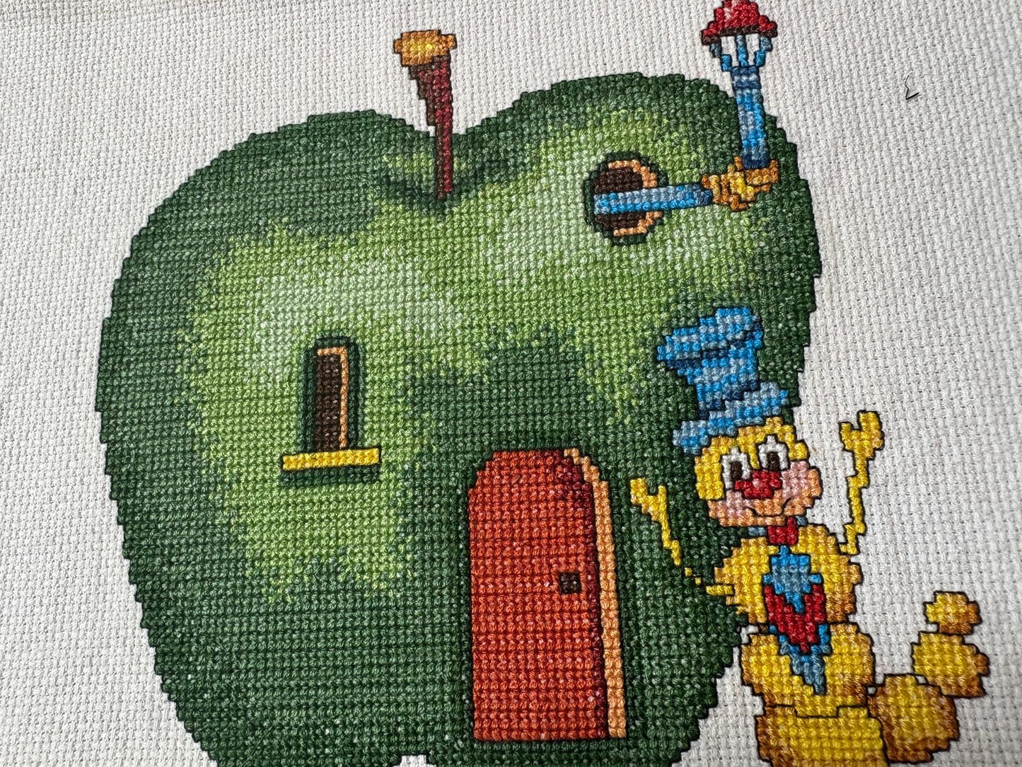 Gusano en su casa de manzana