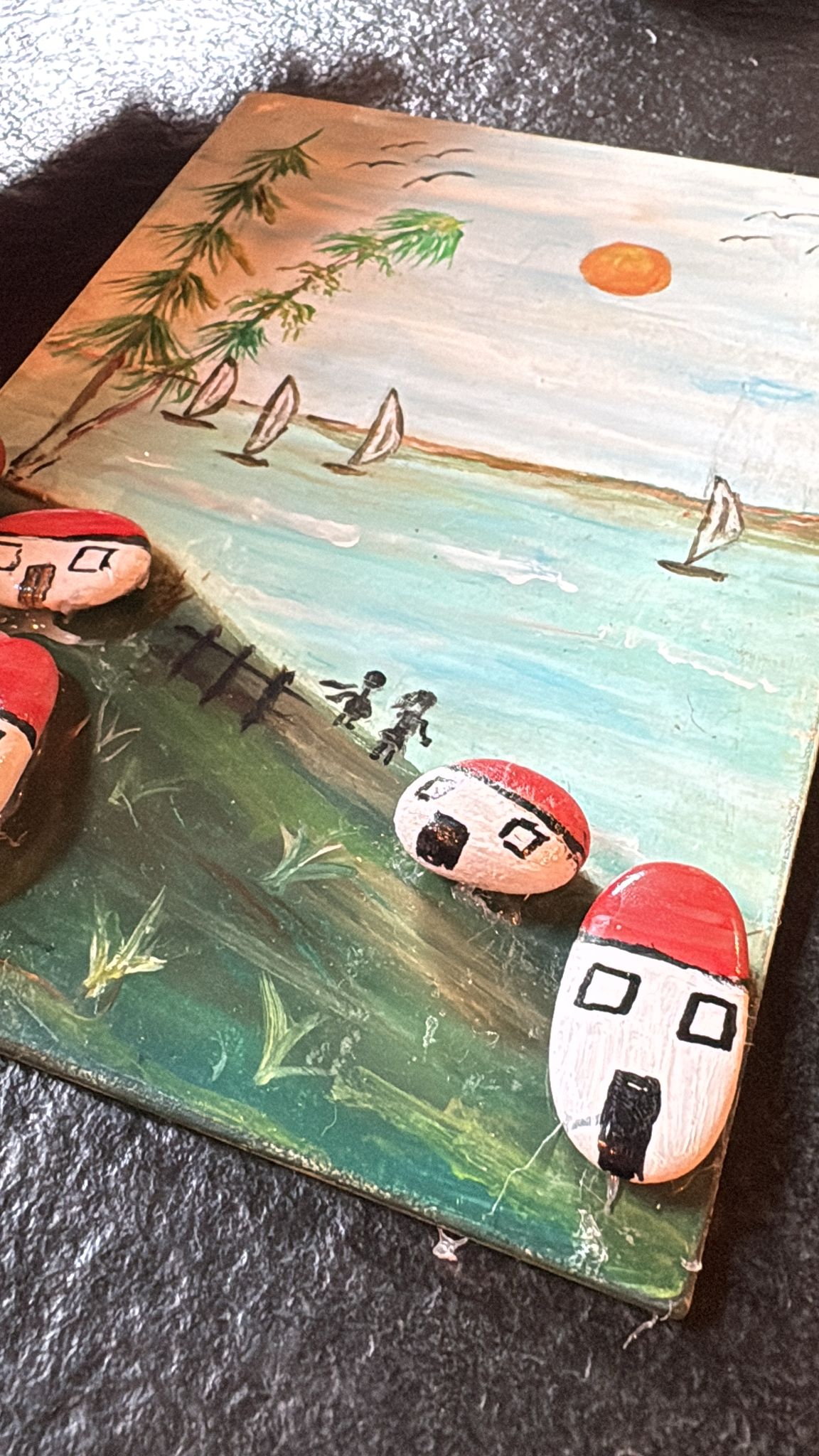 Piedras y conchas pintadas
