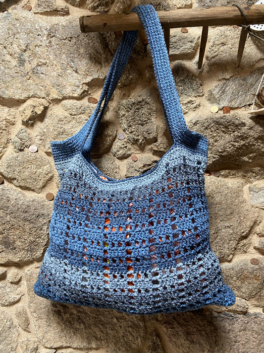 Bolso azul con calados