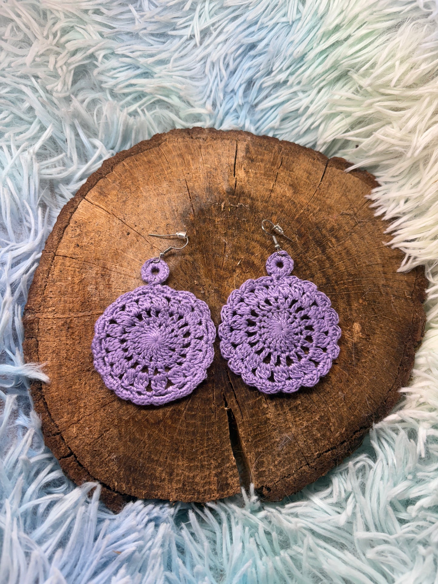 Pendientes redondos en violeta