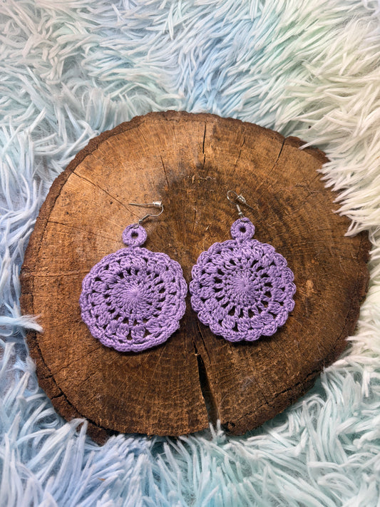 Pendientes redondos en violeta