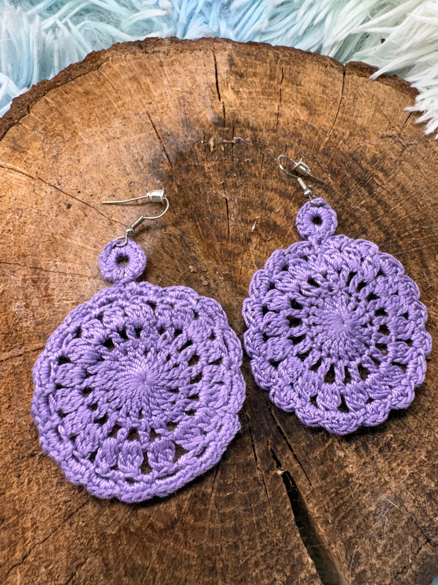 Pendientes redondos en violeta